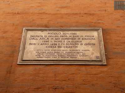 La targa ci conferma le sue origini baresi: �Nicol� scultore dalmata di origine nato in Bari di Puglia dall�Arca di San Domenico in Bologna ebbe il nome e la gloria. Mor� l�anno 1494 e fu sepolto in questa Chiesa dei Celestini�